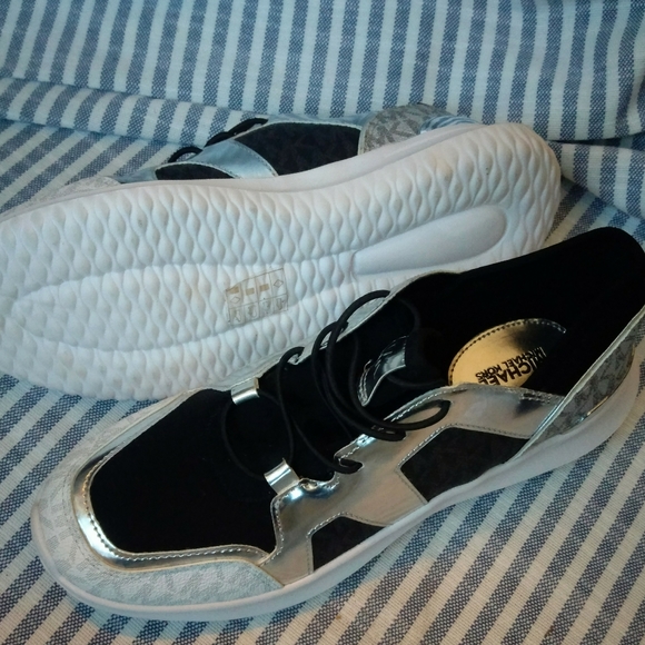 BNWOT MK spandex and leather embossed slip runners - Picture 6 of 6